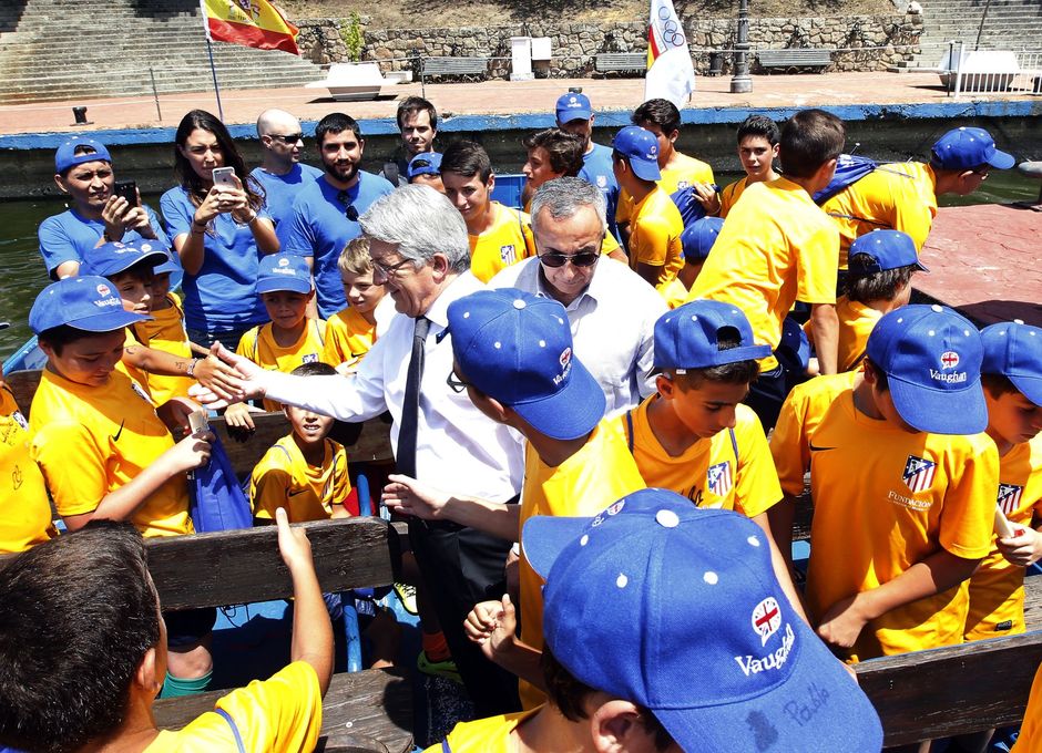 Los niños saludaron a Enrique Cerezo antes de partir del puerto del lago de la urbanización en el barco